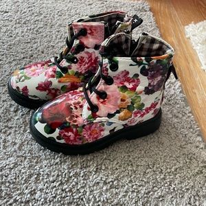 Toddler Girls Floral Combat boot. Size 9.